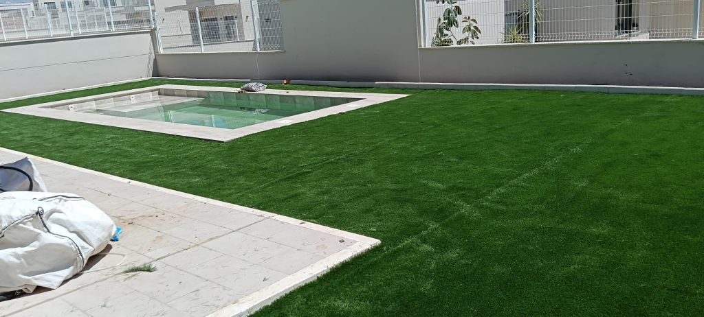 Colocación de malla antihierba para instalación de césped artificial - Limcesped Sevilla